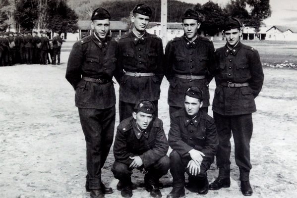 Стефан Данаилов (вторият отляво) в казармата
