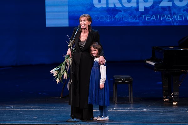 Мария Каварджикова излезе на сцената с една от внучките си.