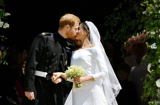 Първата целувка на двойката като съпруг и съпруга. В британското кралско семейство се спазва традицията младоженците да се целунат публично малко след церемонията.