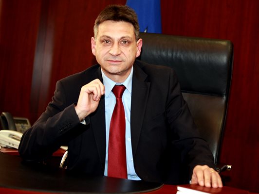 Ген. Драгомир Димитров в кабинета си на директор на Държавна агенция “Разузнаване" СНИМКА: “24 ЧАСА”