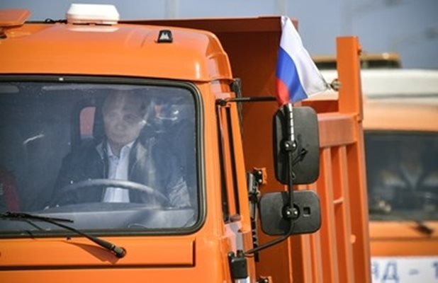 Путин лично подкара първия камион КАМАЗ по построения Кримски мост. Снимка РОЙТЕРС