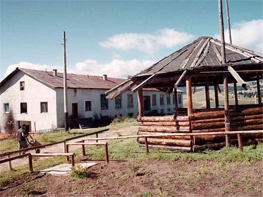 Сградата на комуната в Белмекен, в която Десислав издъхна преди 8 г. СНИМКИ: ГЕРГАНА ВУТОВА, КРИСТИНА ЦВЕТКОВА И АРХИВ