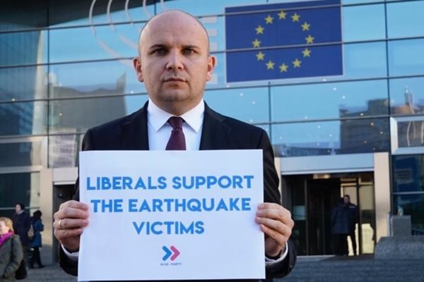Партия АЛДЕ, начело с лидера на европейските либерали Илхан Кючюк, стартира мащабна кампания в подкрепа на пострадалите от земетресенията в Турция и Сирия.