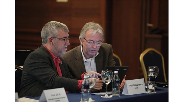 ТАНДЕМ: Един от директорите на проекта Томас Липерт (вдясно) и шефът на Суперкомпютърния център в Барселона бяха на конференцията в София.


