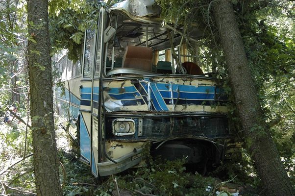 Под гумите на автобуса загинаха 18 души. Собственикът му Слави Славов е обявен за издирване.