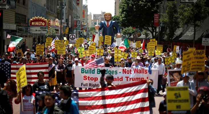 Активисти минават с чучело на Доналд Тръмп на протест за права на имигрантите в Лос Анджелис.
