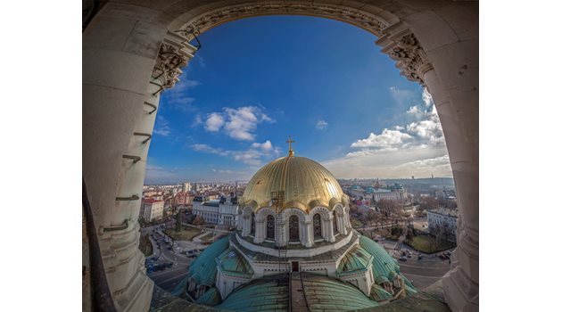 ОТ ВИСОКО: Изглед към по-ниското кубе и към София от камбанарията. СНИМКИ: Димитър Кьосемарлиев