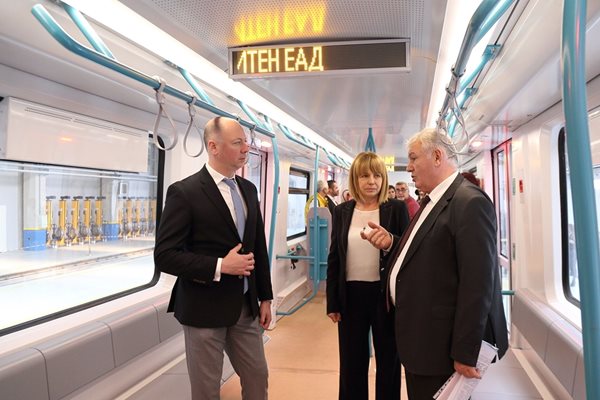 Транспортният министър Росен Желязков (вляво), столичният кмет Йорданка Фандъкова и шефът на метрото Стоян Братоев разглеждат новите влакове.  СНИМКА: ГЕО КАЛЕВ