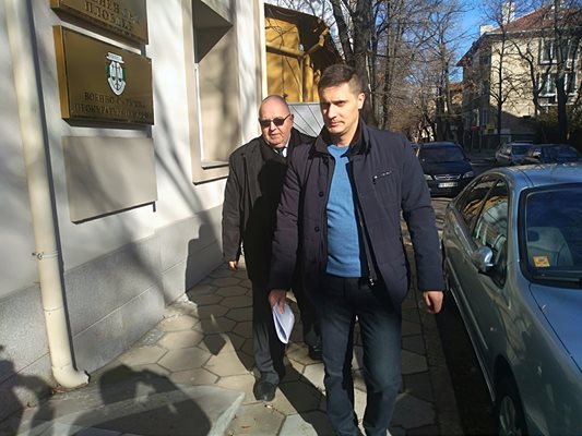 Командосът Ангел Желязков пристигна в пловдивския военен съд с адвоката си Красимир Елдъров