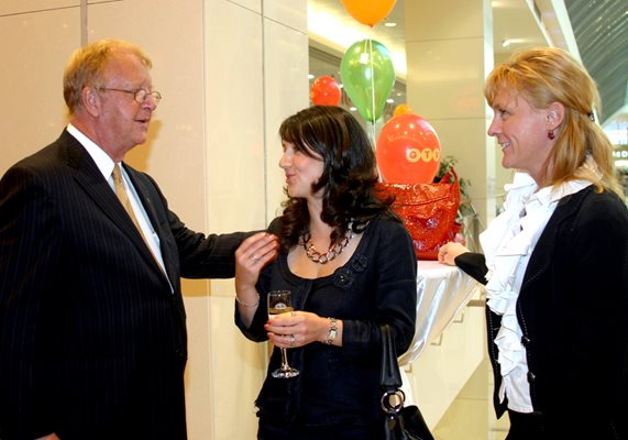 Парсънс с Вики Политова, когато тя е управляващ шеф на Би Ти Ви, и Люба Ризова, която ръководи новините