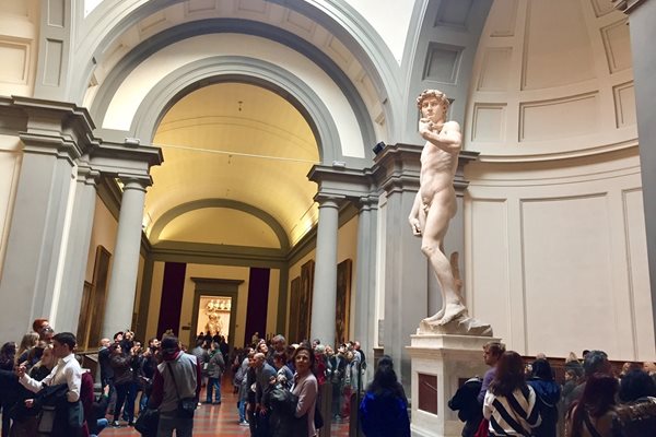 Много туристи влизат в Академията, само за да видят скулптурата на гения