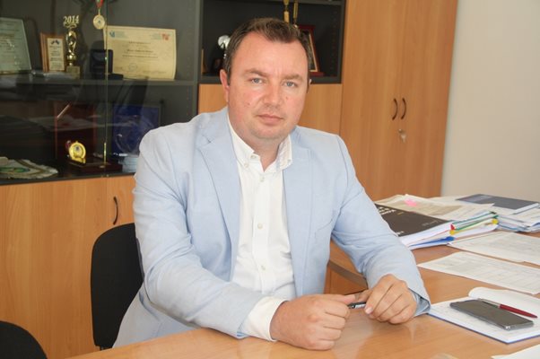 Павлин Белчев, кмет на община Баните, смята, че привличането на големи инвеститори ще върне и младите.