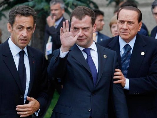 Италианският премиер Силвио Берлускони подкрепя руския президент Дмитрий Медведев при пристигането им за семейната снимка. Заедно с тях е френският държавен глава Никола Саркози. Тази и други подобни снимки породиха спекулации в Русия, че Медведев си е пийнал.
СНИМКА: РОЙТЕРС