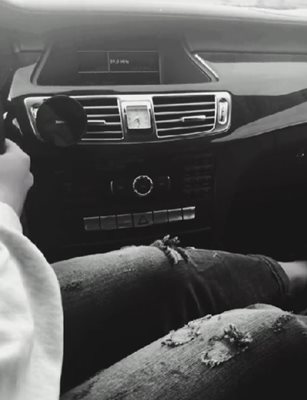Млада жена засне видео как шофира луксозния си автомобил по магистрала у нас с над 200 км/ч полулегнала КАДЪР: ТикТок/zlatanowa