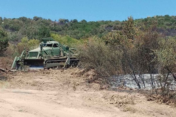 Военни се включиха в гасенето на пожарите у нас Снимка: Пресцентър на министерството на отбраната