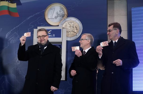 Шефът на литовската централна банка Витас Василиаускас, финансовият министър Римантас Садзиус и премиерът Алгидрас Буткевициус позират с първите 10-еврови банкноти, изтеглени от банкомат в Литва навръх Нова година.