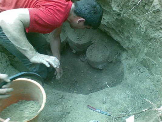 Иманярите копаят край открити археологични находки навсякъде в страната.
СНИМКИ : ГЕРГАНА ВУТОВА