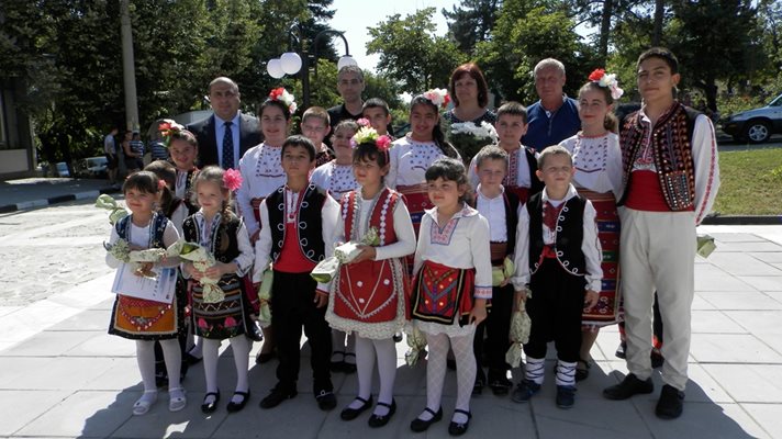 Николов (крайният вляво) гостува на фолклорен фестивал в Кнежа.