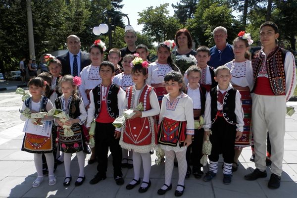 Николов (крайният вляво) гостува на фолклорен фестивал в Кнежа.