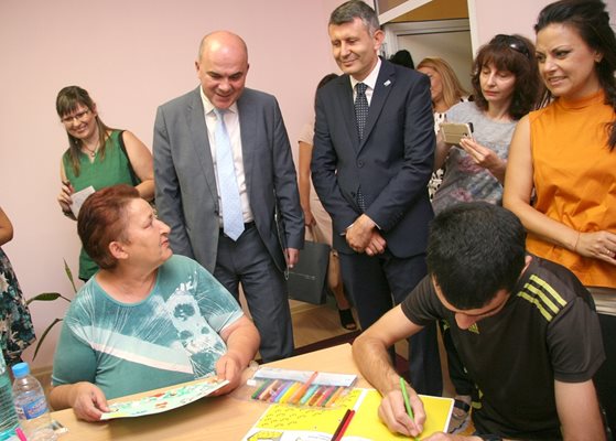 Министър Бисер Петков видя и как се провеждат заниманията по арттерапия