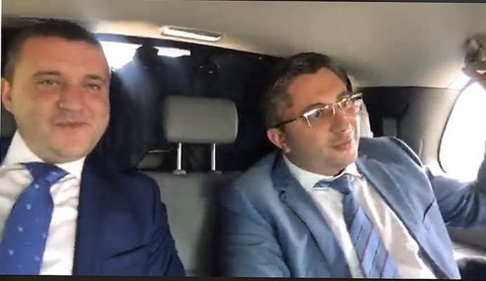 Министърът на финансите Владислав Горанов и зам.-министърът на регионалното развитие Николай Нанков се шегуват, че Нанков още няма брак и трябва да купи булчинска рокля.