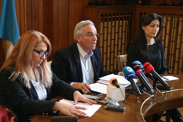 Зам.-кметът Анести Тимчев втори ден разпитва служители в дома, но те не казват кой се е гаврил с болните.