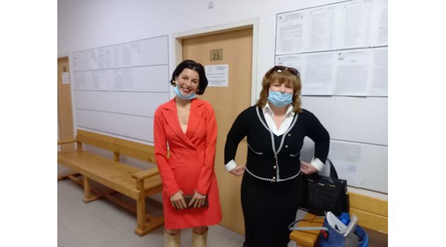 Миглена Каканашева (вляво) с майка си Магдалена  в съда в Пловдив преди дело за причинена от Мегз катастрофа. 
Снимка: Авторът