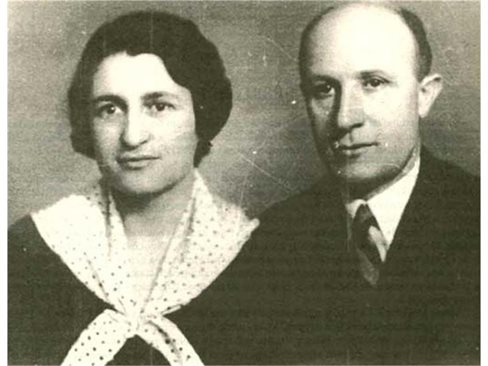 Любовната история между легендарния Ванче Михайлов (1896-1990) и Мелпомена Кърничева започва с убийство и завършва с брак. Снимката на двамата, правена в Анкара, е от 1936 г.
