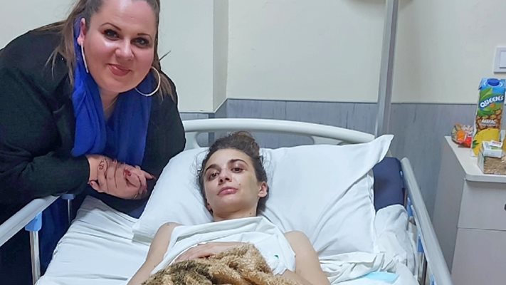 Малтретираната Ванеса в болничното легло, до нея е общественичката Яна Димитрова, която разкрива случая в социалните мрежи