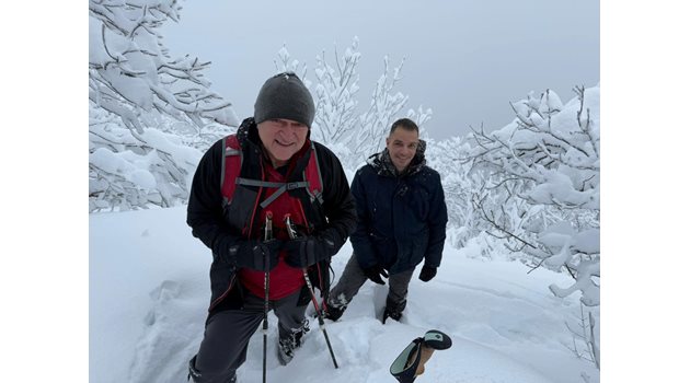 Служебният премиер Димитър Главчев нагази в сняг до колене, докато преминаваше по пътеката на Боян Петров на Витоша. СНИМКА: ФЕЙСБУК НА ГЛАВЧЕВ