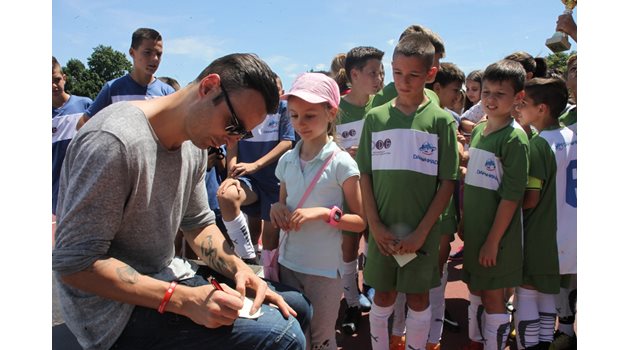 Единственият българин, който е печелил голмайсторския приз в английската Висша лига, зарадва покрай церемонията близо 300 деца с автографи, като търпеливо изчака всички желаещи малчугани.  Първото издание на “Данониада” бе проведено през 1998 г. Момчетата от “Берое” отиват догодина в Испания на детско световно.