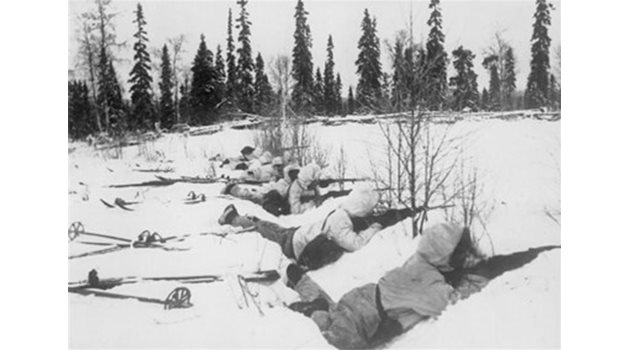 Изправен от финландците замръзнал съветски войник като предупреждение към нашествениците.