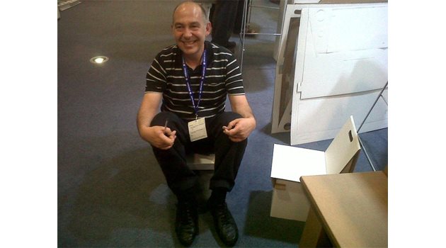 УСПЕХ: Карлос Коста сяда върху столче с размери от 40 кв.см, за да докаже колко е устойчиво.