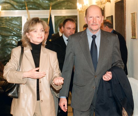 Цветелина Узунова придружава през 2002 г. премиера Симеон Сакскобургготски като началник на пресслужбата на Министерския съвет.