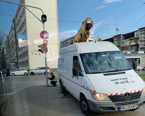 Светофарите по инфарктни кръстовища в Пловдив не работят поради липса на ток.