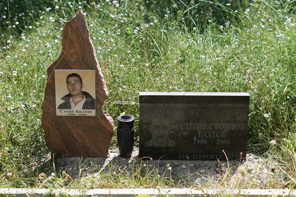 На мястото, където е убит Стоян Балтов, има паметник.