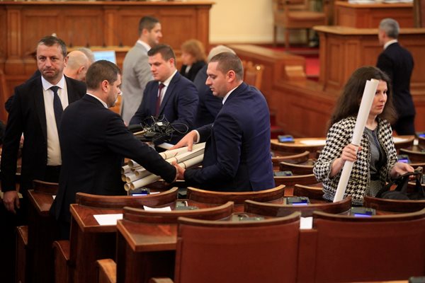 Новият плакат с ликовете на депутати се радваше на голям интерес.