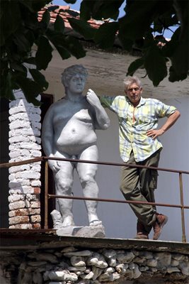 Актьорът заедно със скулптура на "Давид, станал жертва на потребителското общество"