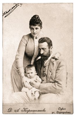 Йохана Лойзингер и Александър (вече като граф Хартенау) със сина им Асен