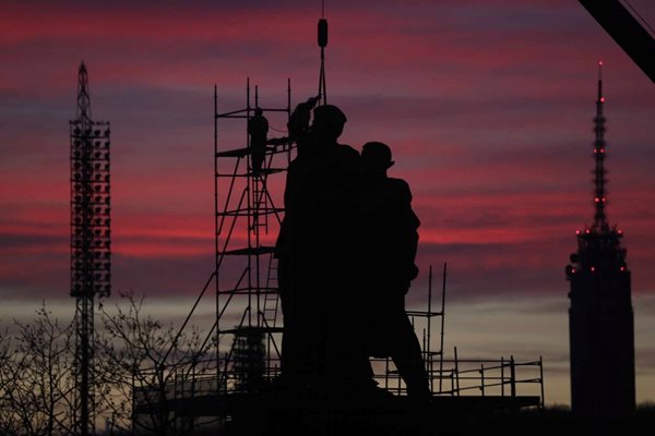 Продължава демонтажът на Паметника на съветската армия в центъра на София
Снимка: Николай Литов