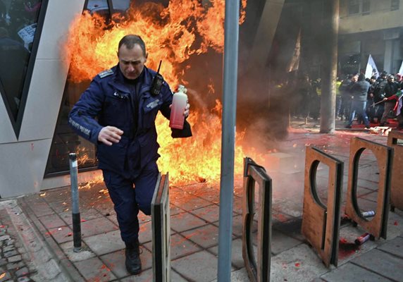 Трошат, горят европейското знаме