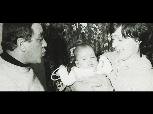 Алекс като бебе в ръцете на мама Наталия и татко Илия.