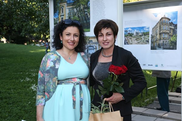 Десислава Кулелиева и бившият министър на земеделието Десислава Танева , която е в трепетно очакване на близнаци.  Снимка: Ромео Чолаков