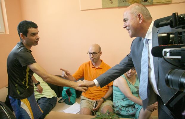 Министърът разговаря поотделно с хора с увреждания в дневния център на КСУ "Св. Георги" в Пловдив