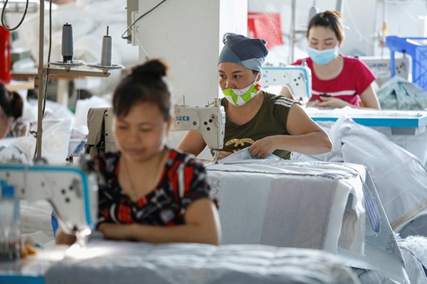 Работнички изработват маски във Виетнам 
Снимка: Ройстерс
