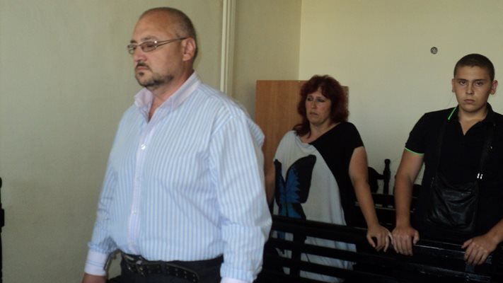 Тайфи Мекльов бе подкрепен в съда от съпругата и сина си.