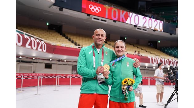 Олимпийската шампионка Ивет Горанова посвети златния медал на треньора си Ангел Ленков, че е вярвал в нея, дори когато тя го разочаровала. СНИМКА: ЛЮБОМИР АСЕНОВ, LAP.BG