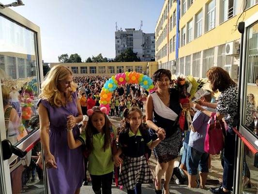 Директорката на ОУ Драган Манчов" Десислава Стаменова (вляво) въвежда първокласниците в училището. Снимки: Авторът