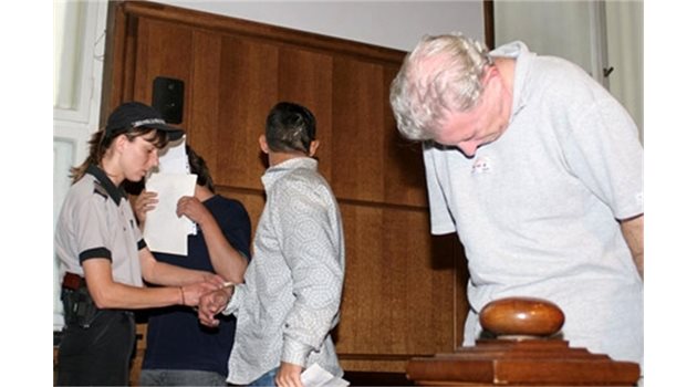 АРЕСТ: Шопов е с белезници през 2006 г., когато съдът гледа мярката му за неотклонение.