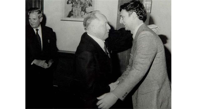 СРЕЩА: Пеньо Костадинов разговаря с Ерих Милке, вътрешен министър на ГДР, който е бил телохранител на Ернст Телман. Снимката е направена в София през 1985 г.